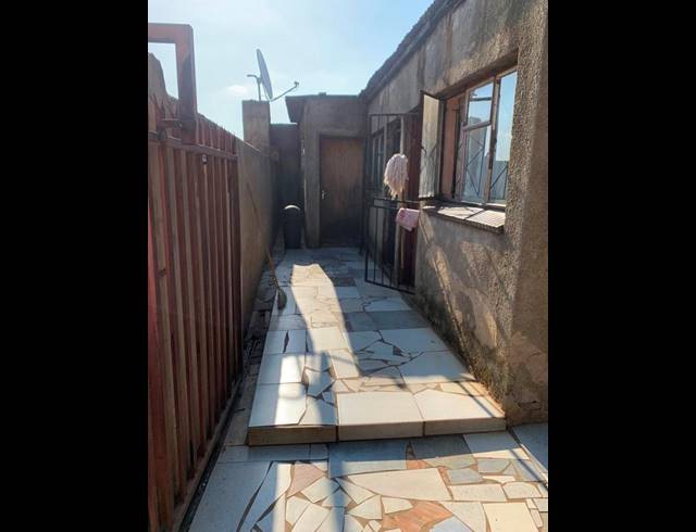 8 BEDROOM HOUSE FOR SALE IN TEMBISA EXT 7